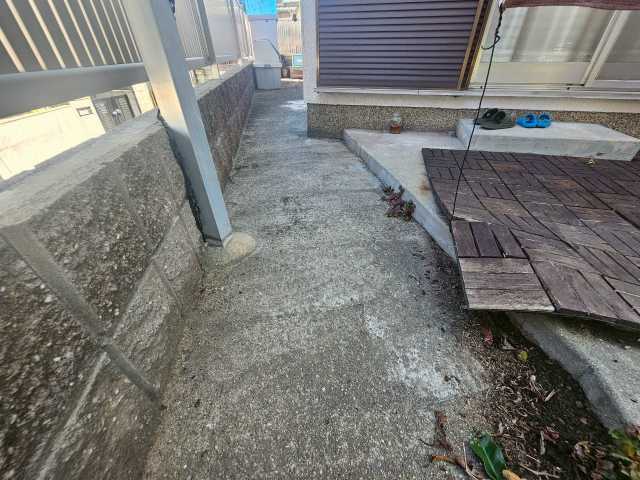 傷みのある通路土間